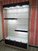 vitrinas con repisas en madera