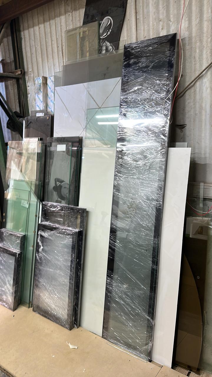 Puerta aluminio vidrio humo Sobel Muebles Concepción