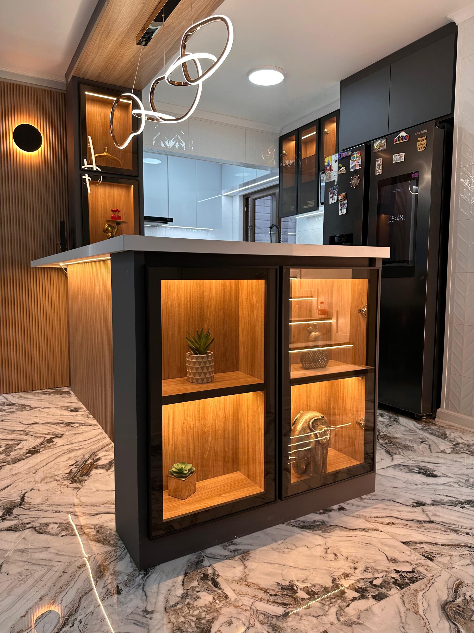 Puerta aluminio vidrio bronce Sobel Muebles Concepción