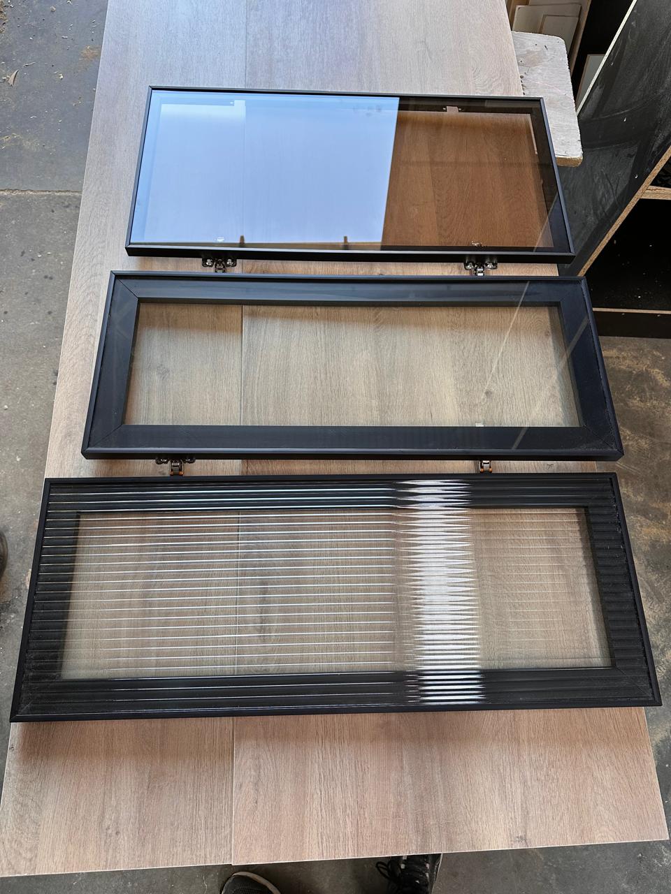 Puerta aluminio vidrio transparente Sobel Muebles Concepción